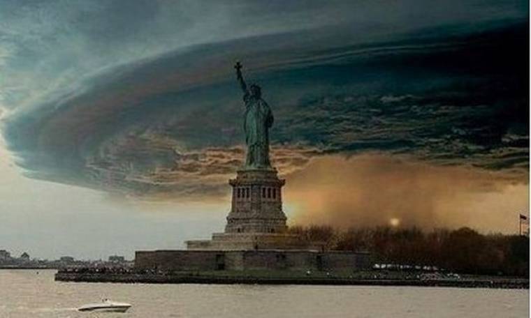 Ψεύτικη η φωτογραφία του τυφώνα «Σάντι» που κάνει το γύρο του κόσμου!