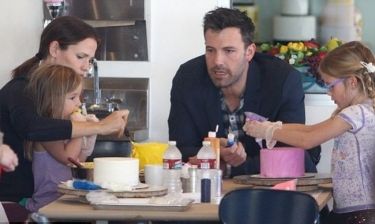 Ben Affleck – Jennifer Garner: Διασκεδάζουν οικογενειακώς φτιάχνοντας τούρτες