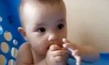 Βίντεο: Τρώει λεμόνι και το απολαμβάνει...