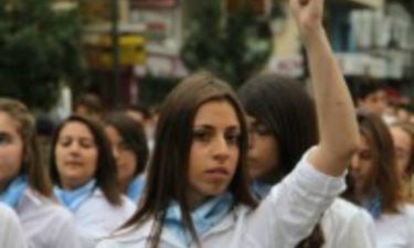 Απέβαλαν μαθήτρια επειδή ύψωσε τη γροθιά της στην παρέλαση (vid)