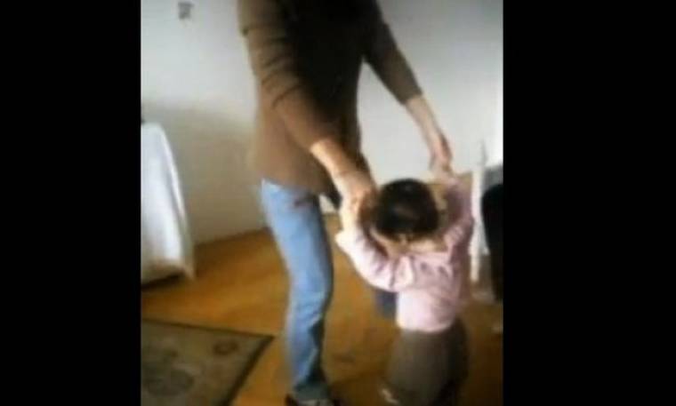 Βίντεο: Όταν η μαμά μαθαίνει στην κόρη να χορεύει Lambada!