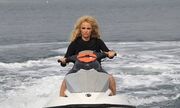 Pamela Anderson: Φωτογράφηση με μαγιό για… καλό σκοπό