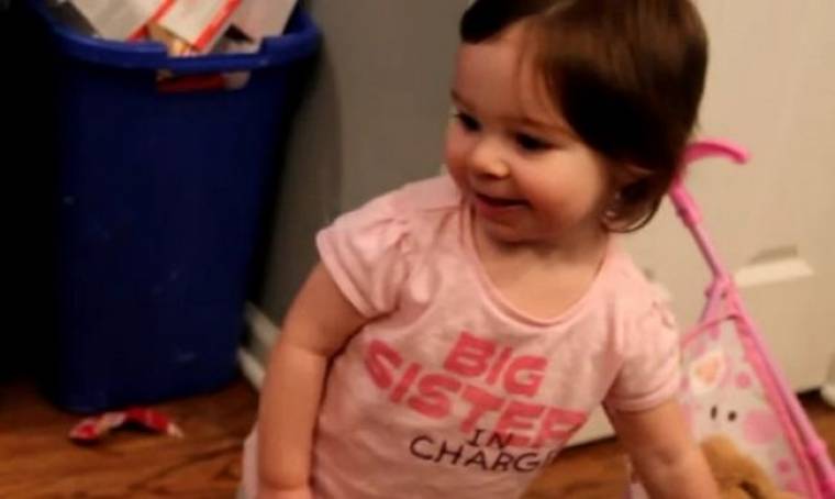 Βίντεο: Η Μάγδα βλέπει για πρώτη φορά τον νεογέννητο αδελφό της