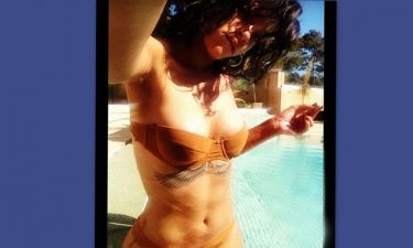 Rihanna: Σέξι φωτογραφία με μαγιό στο twitter