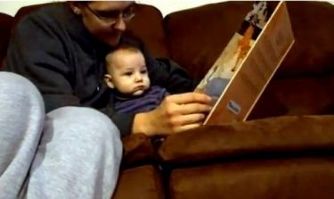 Βίντεο: Του διαβάζει παραμύθια και εκείνος…