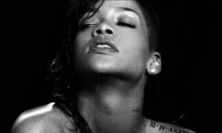Βίντεο: Η σέξι Rihanna καπνίζει... διαμάντια