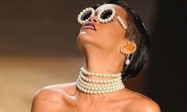 Τι γυαλιά ηλίου φόρεσε η Rihanna στην εμφάνισή της στο ντεφιλέ της Victoria's Secret;