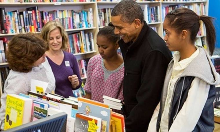 Ο Barack Obama αγοράζει βιβλία με τις κόρες του