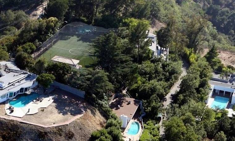 Robbie Williams: Πουλάει το σπίτι με το ποδοσφαιρικό γήπεδο!