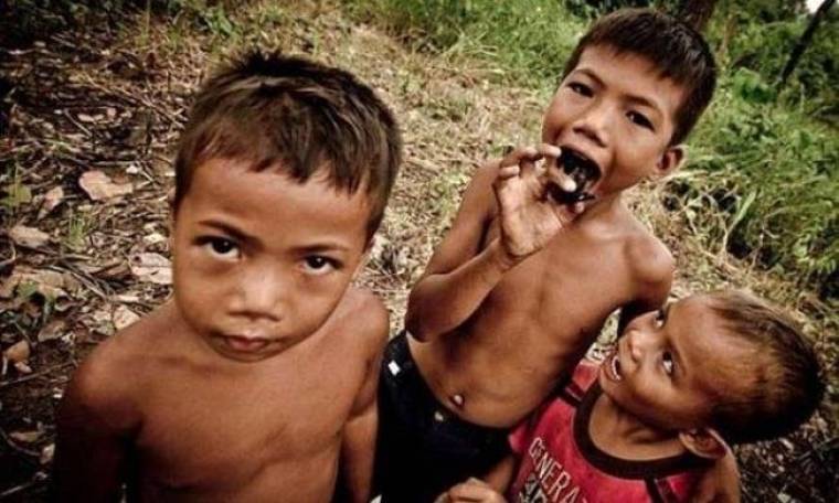 Απίστευτο: Τα παιδιά στην Καμπότζη τρώνε... δηλητηριώδεις ταραντούλες