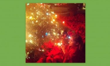 Η κόρη της Tiffani Thiessen στολίζει το δέντρο