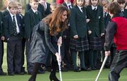Kate Middleton: Παίζει χόκεϊ με… τακούνια! (φωτό)