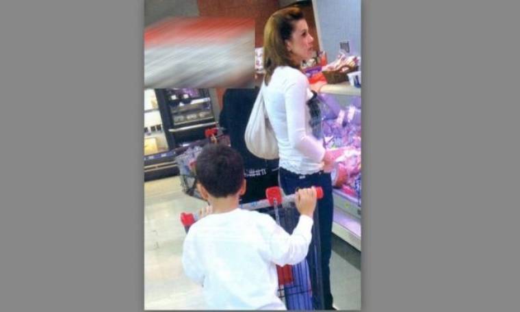 Ευγενία Μανωλίδου: Στο σούπερ μάρκετ με τον γιο της