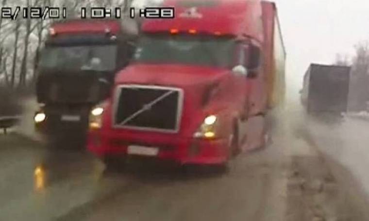 Βίντεο: Δυο φορτηγά έκαναν «σάντουιτς» ανυποψίαστο οδηγό!
