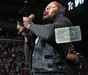 Τραγουδιστής μοίρασε χρήματα σε συναυλία του