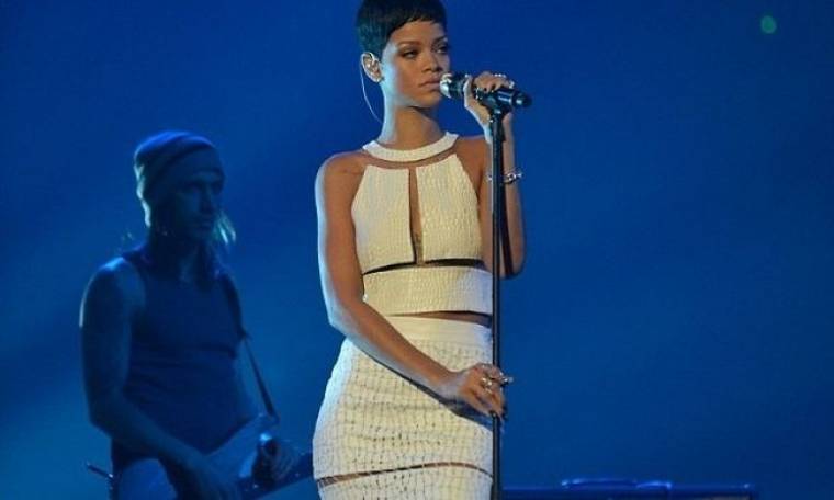 Rihanna: Σέξι αν και… ντυμένη στη σκηνή του X-Factor