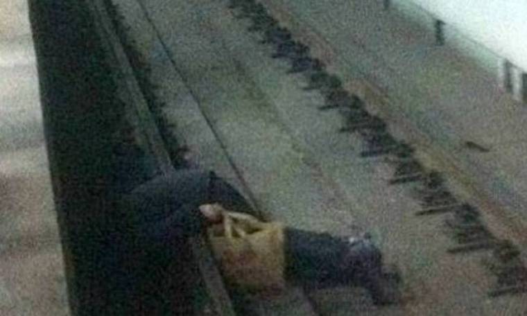 Έπεσε στις ράγες του μετρό και τον έσωσαν την τελευταία στιγμή (pics)