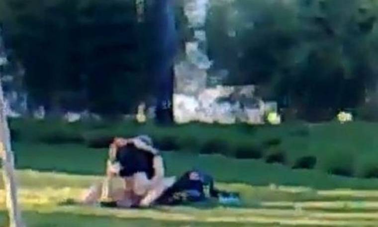 Ασυγκράτητο ζευγάρι κάνει σεξ δημοσίως σε πάρκο της Βιέννης (video)