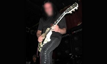 ΣΟΚ! Διάσημος κιθαρίστας πέθανε στη σκηνή την ώρα που έκανε σόλο