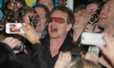 Ο Bono και η Sinead O’ Connor τραγουδούν στο δρόμο!
