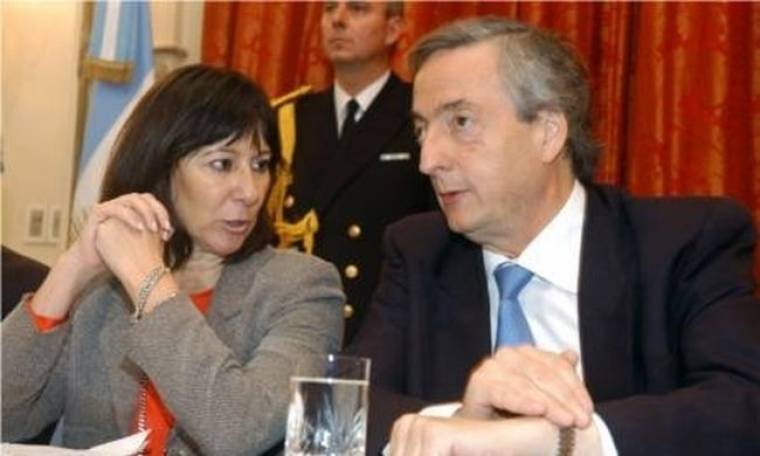 Πρώην υπουργός Οικονομικών έκρυβε δεκάδες ευρώ στο μπάνιο της