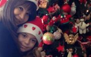 Δείτε την Χριστίνα Μαραγκόζη με την κόρη της μπροστά από το χριστουγεννιάτικο δέντρο
