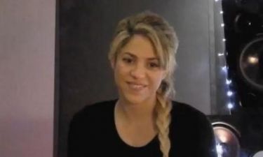 Η Shakira αμακιγιάριστη εύχεται «Καλή χρονιά»!