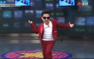 Video: Ο Μικρότερος σωσίας του Psy χορεύει εξαιρετικά το Gangnam Style!