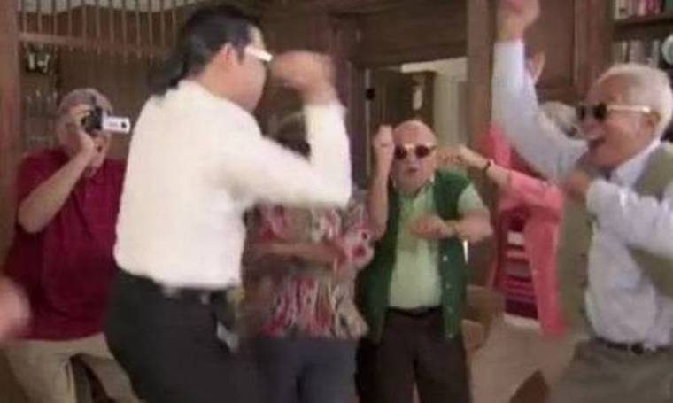 Βίντεο: O Psy κάνει μαθήματα Gangnam Style σε... ηλικιωμένους!