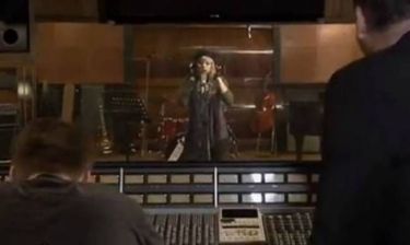 Το ξεκαρδιστικό βίντεο ενός ηχολήπτη σε studio που σαρώνει στο YouTube