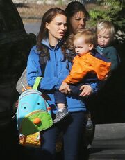 Natalie Portman: Σαν κλασική μαμά πηγαίνει να πάρει τον γιο της από το σχολείο