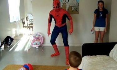 Βίντεο: Δείτε πώς αντιδρά ένας μπόμπιρας όταν βλέπει μπροστά του τον… Spiderman!