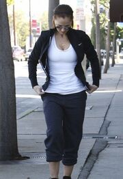 Minka Kelly: Ντυμένη σπορ έκανε τα ψώνια της στην Καλιφόρνια(φωτό)