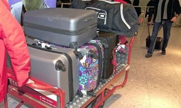 Ένα σωρό βαλίτσες για διαμονή λίγων ημερών! Σε ποιον ανήκουν!