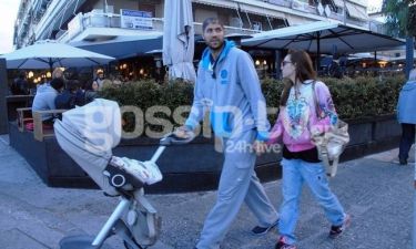Βασιλόπουλος – Τσουρή: Βόλτα με το μωρό τους!