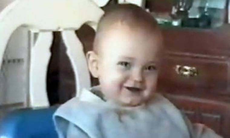 Βίντεο: Το μωρό που γελάει σαν να ήταν… δελφίνι!