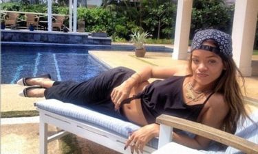 Rihanna: Μετά το μπουκάλι που της πέταξαν, χαλαρώνει στην πισίνα!