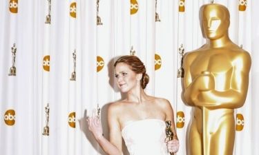 Όσκαρ 2013: Jennifer Lawrence: Μετά την τούμπα της, έκανε μία άσεμνη χειρονομία!