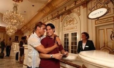Πασίγνωστος Έλληνας παρουσιαστής παντρεύτηκε στο Λας Βέγκας τον φίλο του! (Nassos blog)