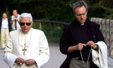 «Ο Πάπας είναι gay και ερωτευμένος με τον γραμματέα του»