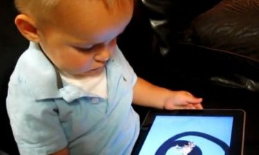 Βίντεο: Δείτε πώς αυτός ο πιτσιρικάς χειρίζεται το iPad