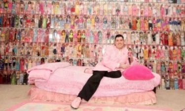 Είναι εθισμένος στις Μπάρμπι-Έχει ξοδέψει 80.000 δολ.για 2.000 κούκλες