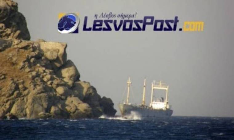 Απίστευτη φωτογραφία: Πλοίο περνά ξυστά από βράχια στη Μυτιλήνη