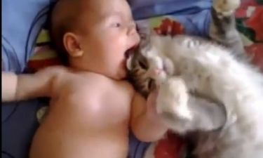 Αυτή η γάτα κι αυτό το μωρό λατρεύονται! Δείτε πόσο!