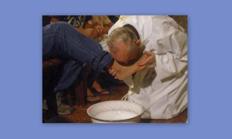 Ο νέος Πάπας φιλάει τα πόδια τοξικομανών!