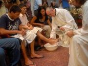 Ο νέος Πάπας φιλάει τα πόδια τοξικομανών!