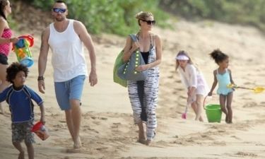 Η Heidi Klum με τα παιδιά και τα κουβαδάκια στα..κύματα!