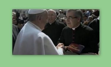 Ο Μέσι έκανε δώρο την φανέλα του στον Πάπα