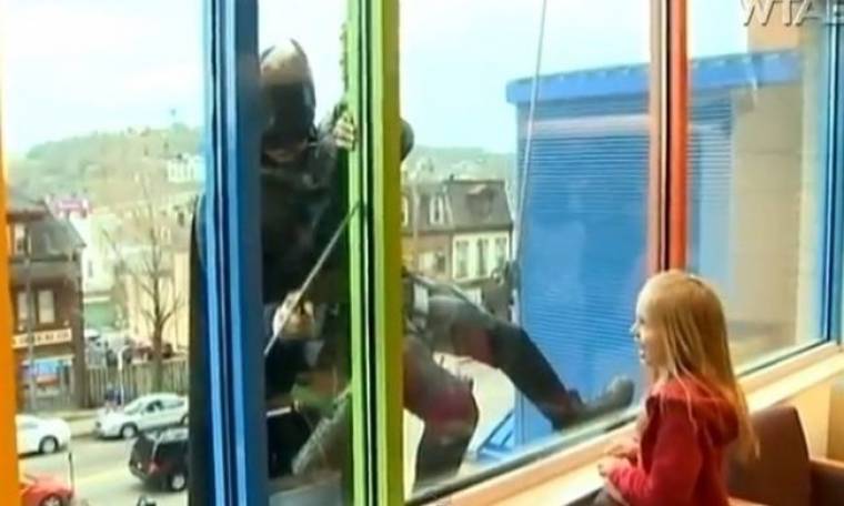 Οι Σούπερ Ήρωες καθάρισαν τα παράθυρα παιδικού νοσοκομείου για να δώσουν χαρά στα παιδιά!
