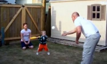 Βίντεο: Ο μπαμπάς μαθαίνει στον γιο του μπέιζμπολ αλλά καταλήγουν σε… ατύχημα!
